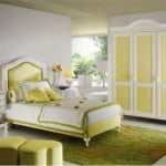 Açık yeşil ve beyaz renklerinde klasik yatak odası dekorasyonu
