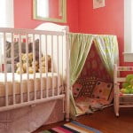 Kırmızı bebek odası dekorasyonu