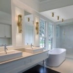 Beyaz banyo tasarımı uzun dikdörtgen şeklinde desenli aplik
