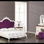 Mor beyaz klasik yatak odası